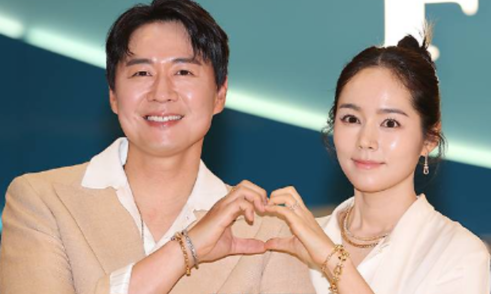 Casal de 19 anos, Han Ga-in e Yeon Jung-hoon, seguram as mãos ...