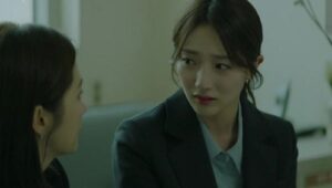 VIP: 1×5 A verdade lá fora, à porta.